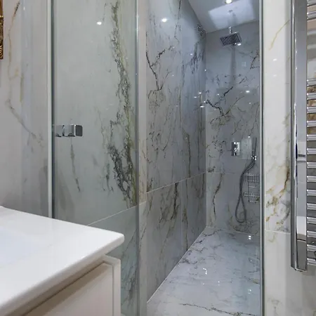 아파트 Deluxe 2bdr In By Lovelystay 카르카벨로스