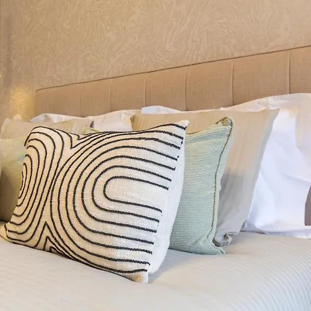Deluxe 2bdr In Carcavelos By Lovelystay
